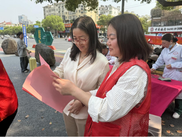 江西省新余市渝水區城北街道春龍社區關工委聯合新余市安瑞爾婦產醫院在北湖星城商業街廣場開展清明節移風易俗系列活動