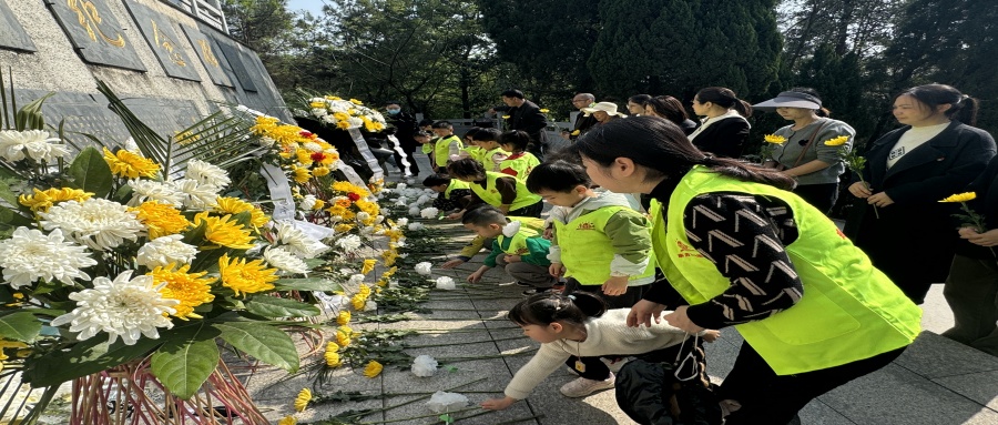 江西省新余市渝水區春龍社區關工委開展“清明寄哀思 鮮花獻忠魂”活動