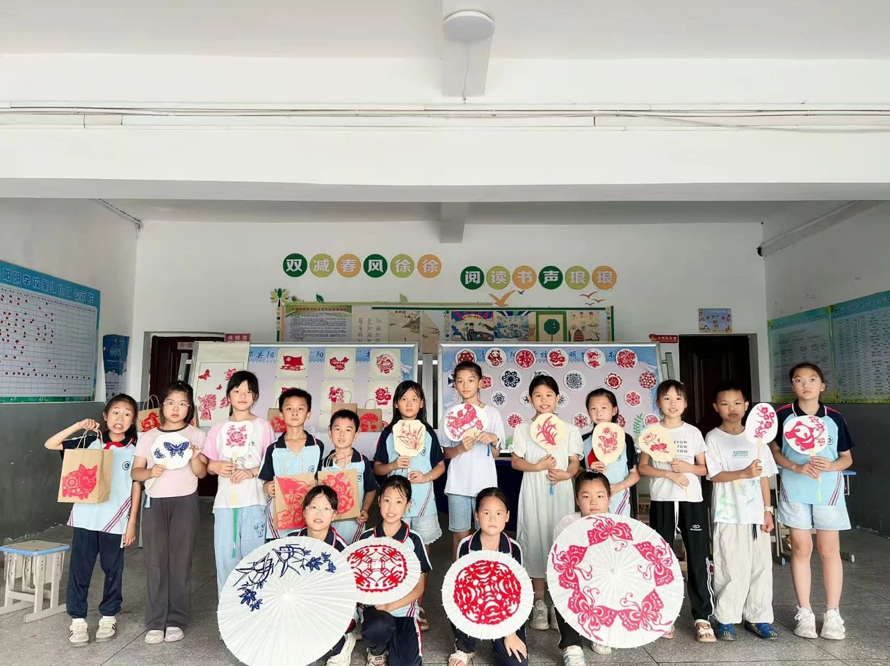 江西省贛州市于都縣陽(yáng)明學(xué)校關(guān)工委舉辦美術(shù)工作坊剪紙藝術(shù)展示活動(dòng)