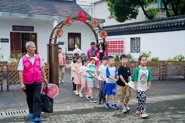 江蘇省蘇州市吳江區(qū)八坼街道：家門口的張爺爺