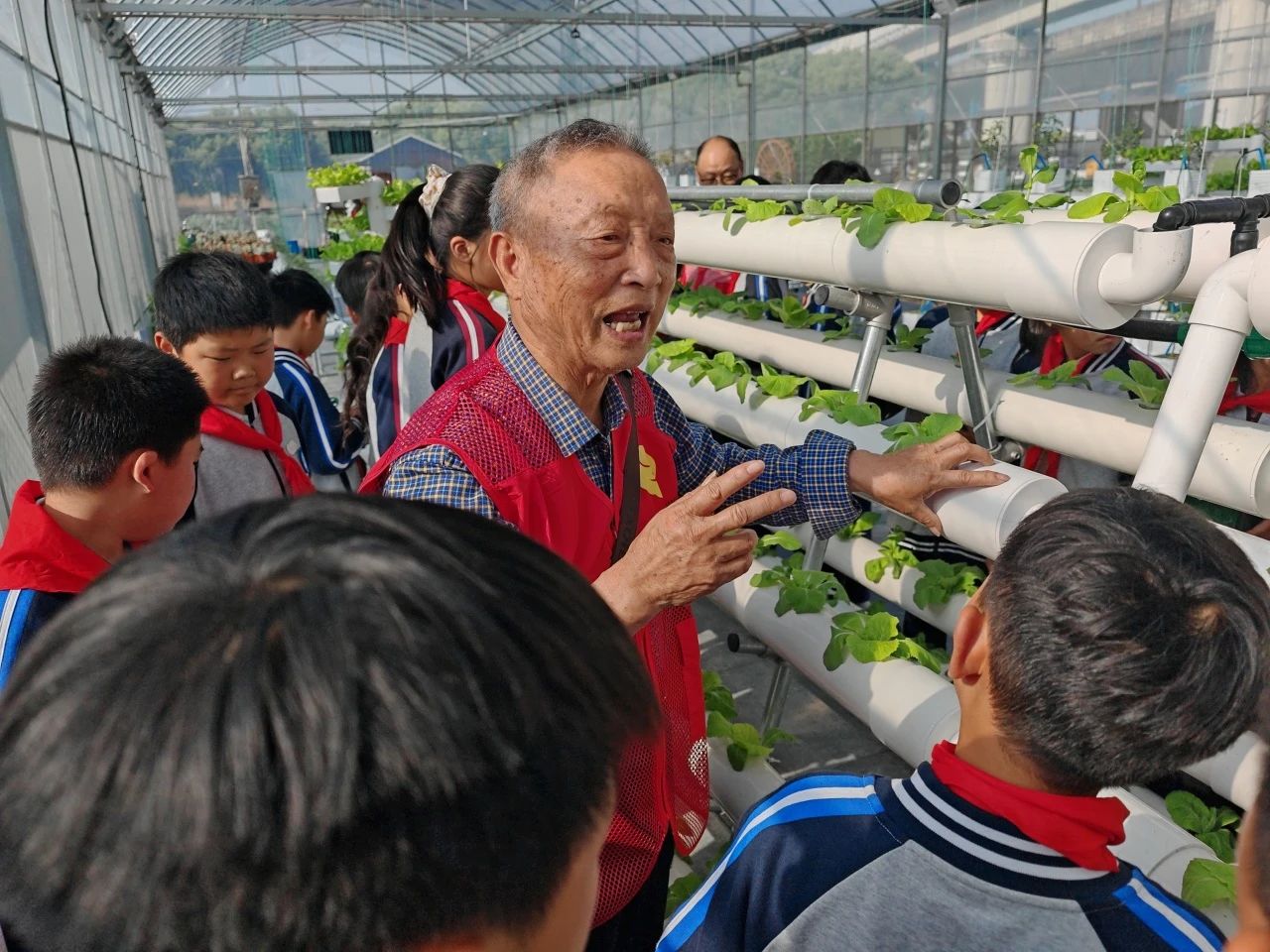 老少攜手傳薪火 科普筑夢向未來——浙江省寧波市鄞州區關工委開展“科技之光”進校園主題活動
