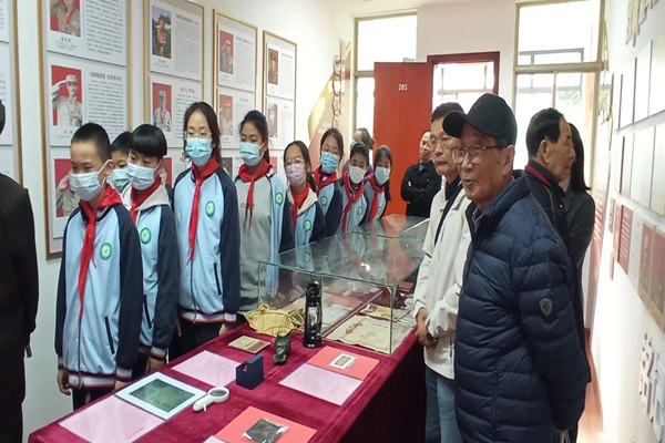 吳江區(qū)松陵街道東門社區(qū)老黨員、老軍人和小學生代表參觀區(qū)委老干部局紅色印記展示館_proc--.jpg