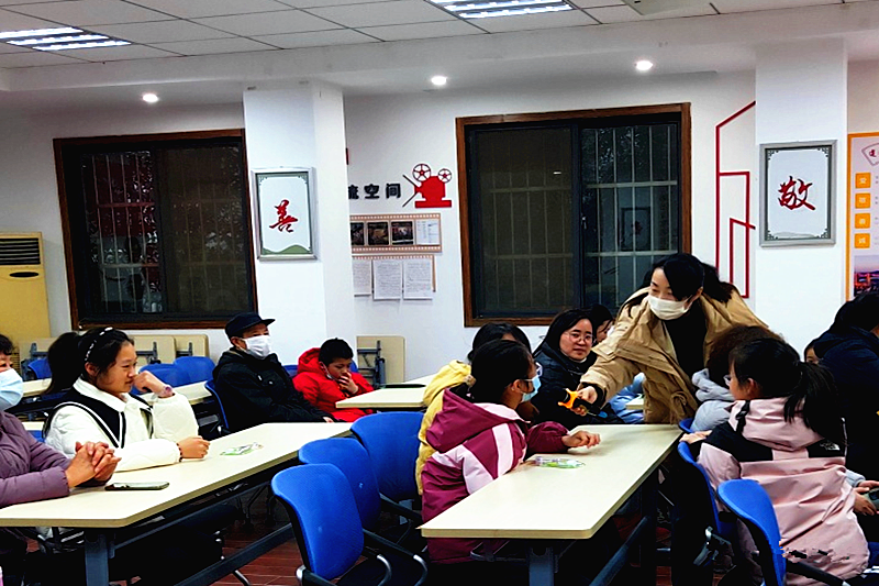 江蘇省南京市玄武區(qū)香鋪營(yíng)社區(qū)關(guān)工委組織青少年和“五老” 開展迎新年活動(dòng) (2).png