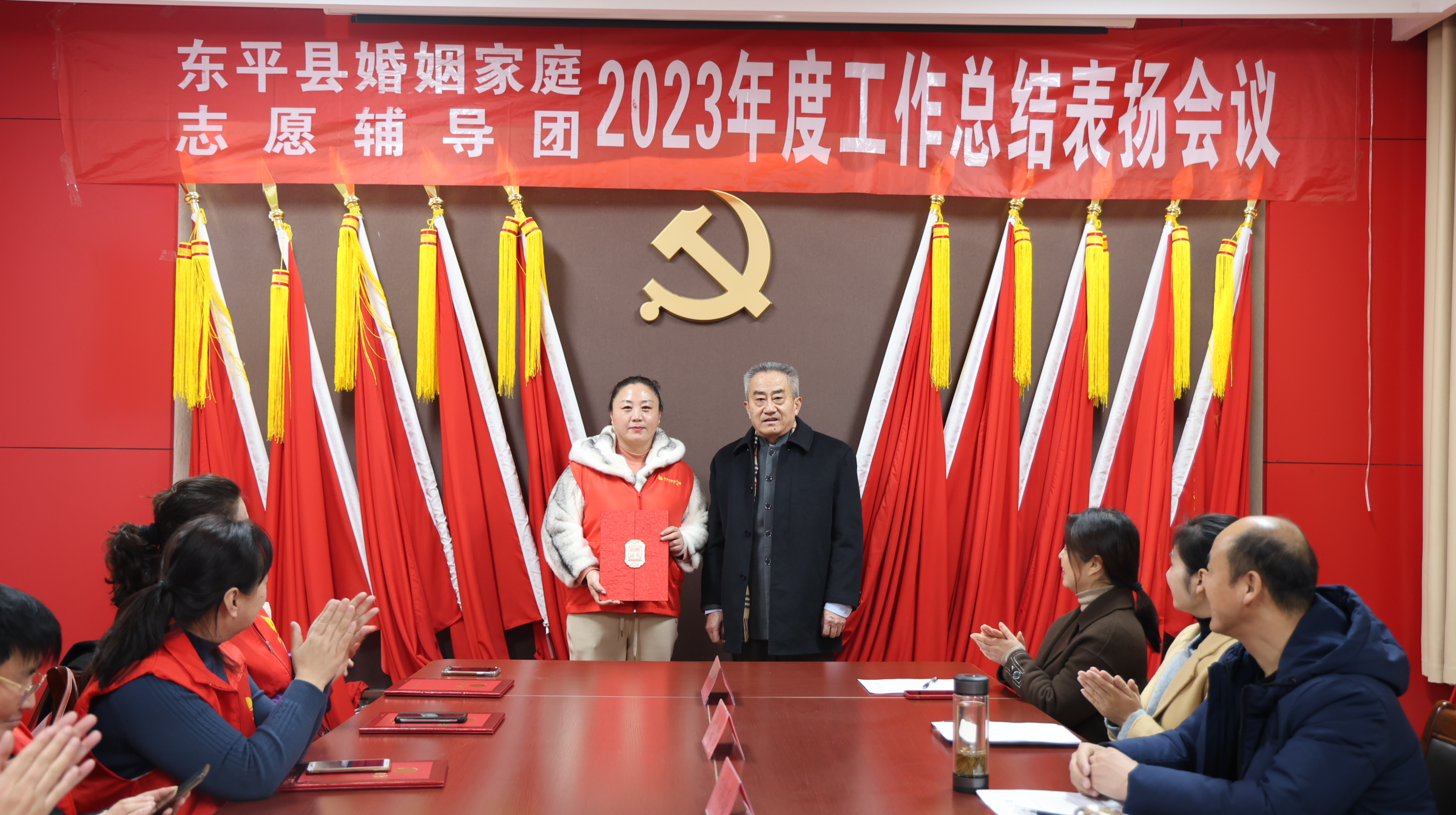 4.何振泉同志向愛心人士頒發捐贈證書.jpg