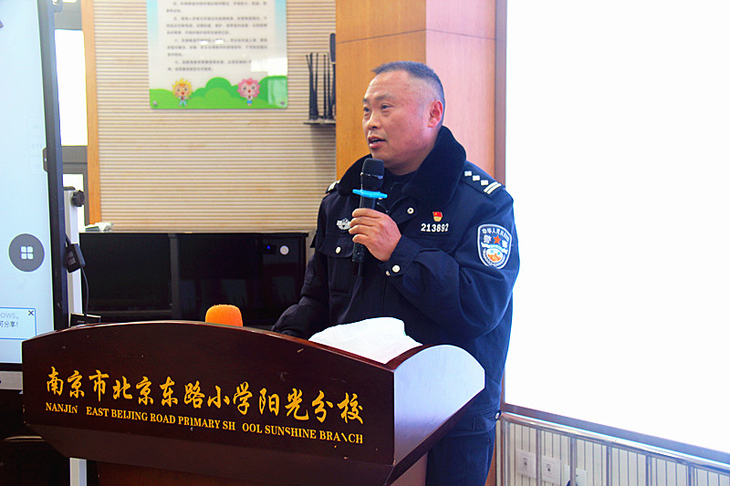 玄武湖街道關(guān)工委聯(lián)合組織少年警校小警員開展第四個(gè)警察節(jié)主題教育(6).jpg