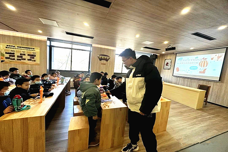 江蘇省南京市玄武區(qū)成賢街社區(qū)關工委開展“人體奧秘探索科普”課堂 (2).jpg