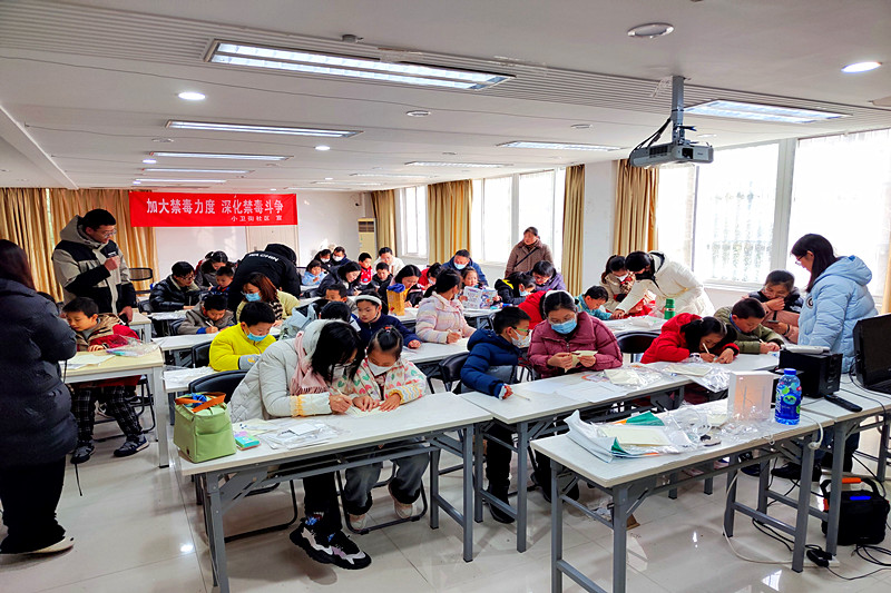 江蘇省南京市玄武區(qū)小衛(wèi)街社區(qū)關工委開展“花燈照亮社區(qū)，體驗非遺手作”活動(1).jpg