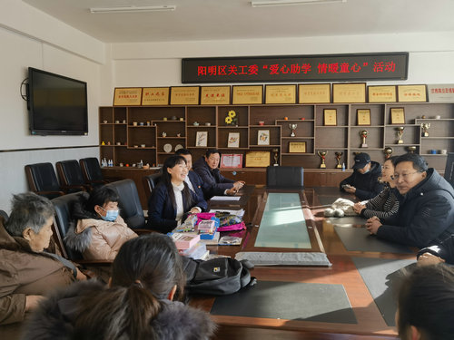 慰問(wèn)貧困兒童3_副本.jpg