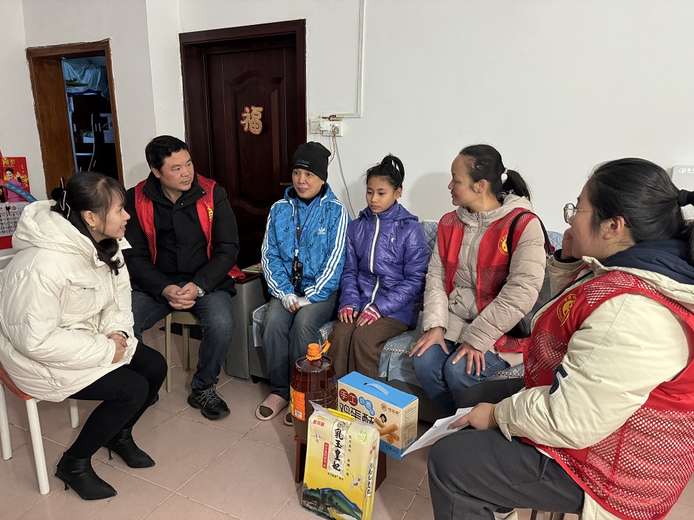 志愿者了解困難兒童的生活狀況1.jpg