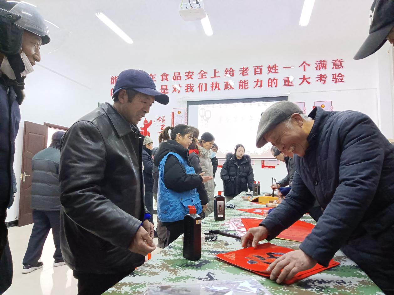 1月23日下午，泰州醫(yī)藥高新區(qū)（高港區(qū)）刁鋪街道大豐社區(qū)關(guān)工委聯(lián)合區(qū)中老年書畫協(xié)會(huì)在大豐社區(qū)新時(shí)代文明實(shí)踐站開展“墨香滿新年 鴻福滿大豐”書法送福活動(dòng)。3.jpg