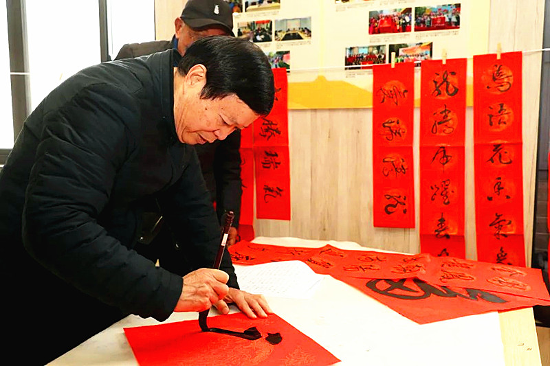 玄武區老年體協書畫專委會開展新春“送春聯”進社區活動(6).jpg