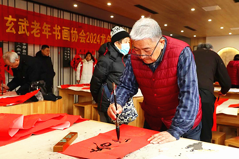 玄武區老年體協書畫專委會開展新春“送春聯”進社區活動(4).jpg
