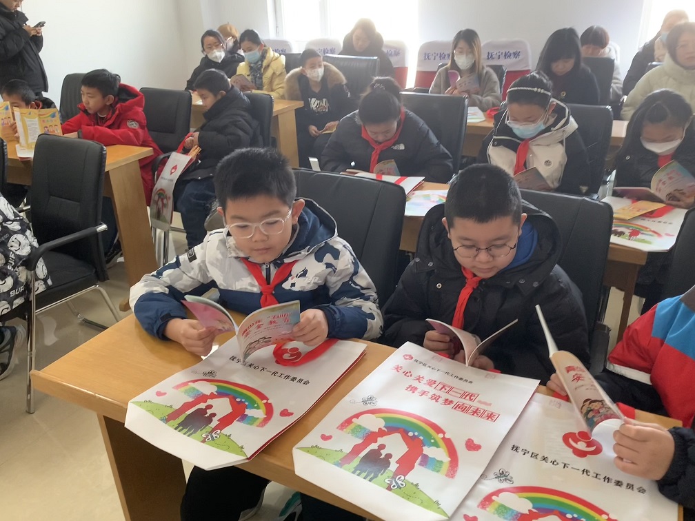 孩子們認真閱讀“五防”安全知識手冊.jpg