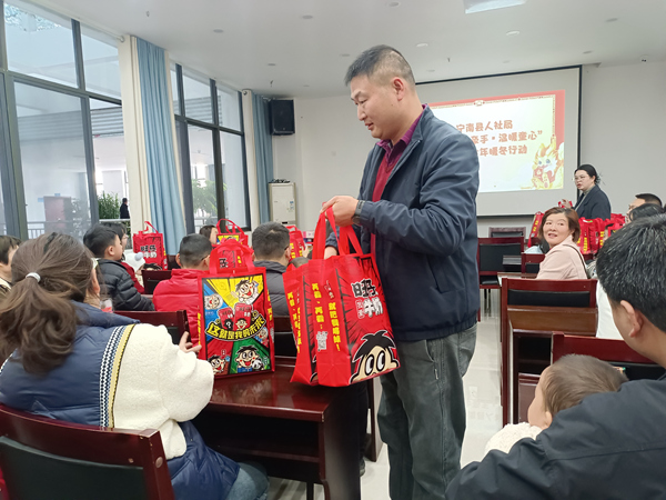 發放慰問品.jpg