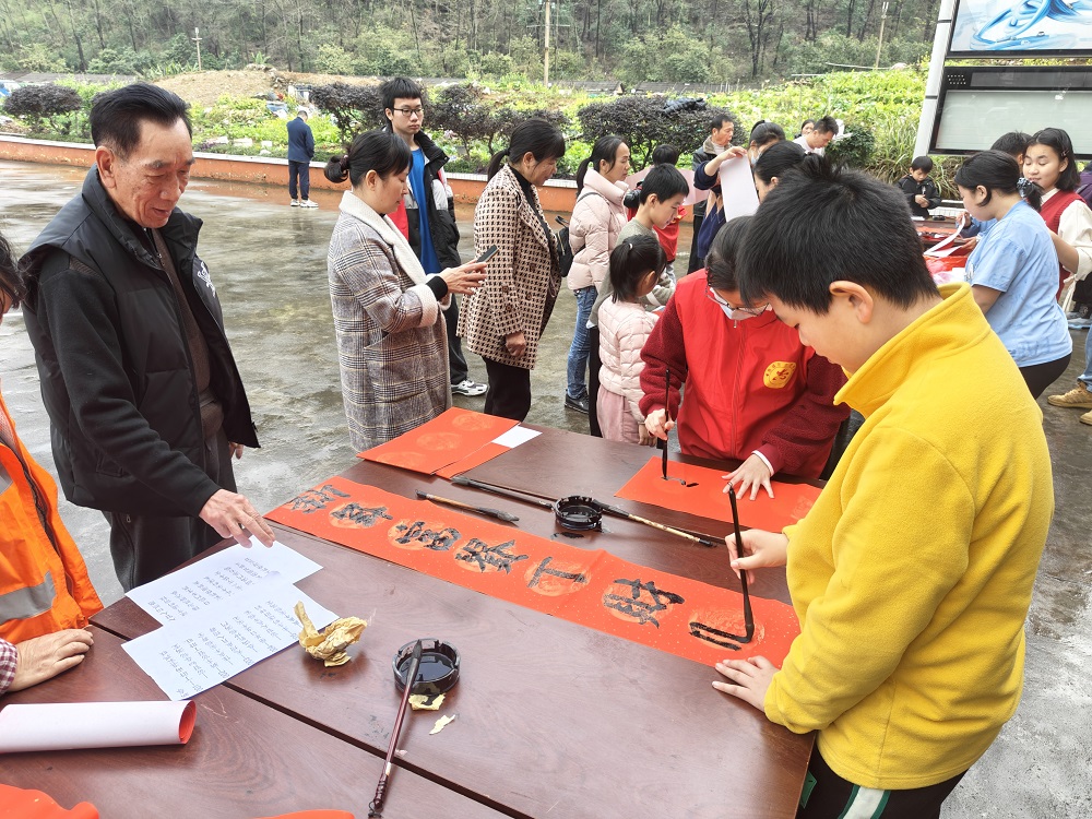 2024年2月1日上午響水社區(qū)關(guān)工領(lǐng)導(dǎo)小組在龍珠球場開展“迎新春 送春聯(lián)”活動1.jpg