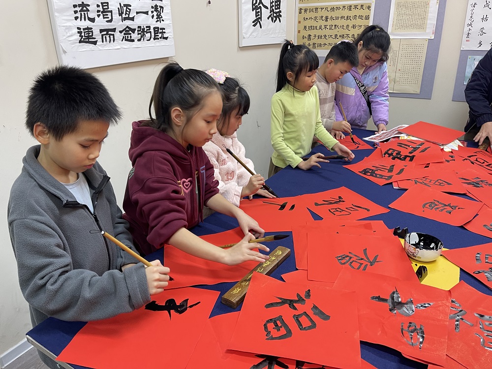 孩子們認真書寫1.jpg