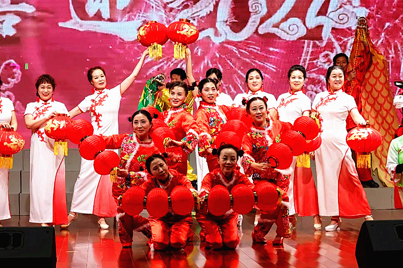 江蘇省南京市玄武區(qū)徐莊社區(qū)聯(lián)合舉行“龍騰盛世,福滿徐莊”為主題的春節(jié)聯(lián)歡會(huì) (3).jpg