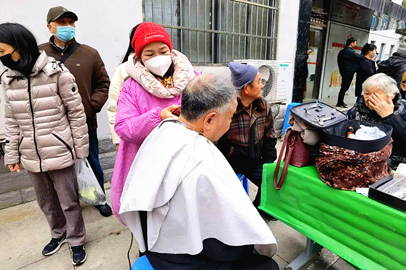 江蘇省南京市玄武區香鋪營社區關工委聯合開展“迎新春”彩虹集市廣場活動 (5).jpg