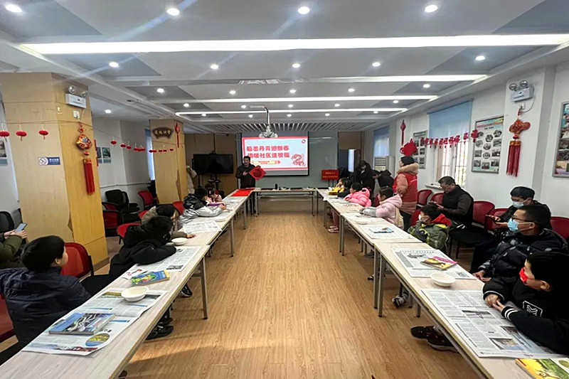 江蘇省南京市玄武區紫鑫城社區關工委開展“翰墨丹香迎新春，情暖社區送祝福”主題活動(1).jpg