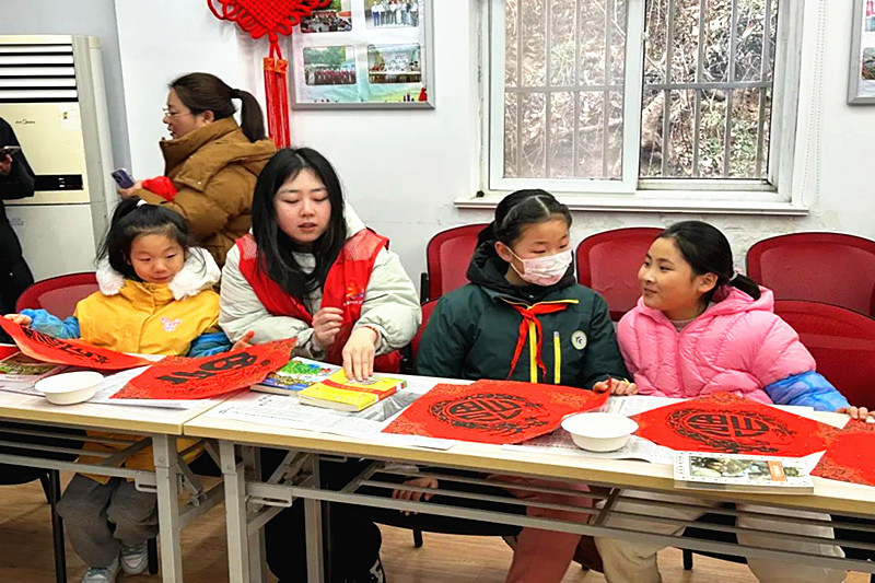 江蘇省南京市玄武區紫鑫城社區關工委開展“翰墨丹香迎新春，情暖社區送祝福”主題活動(3).jpg