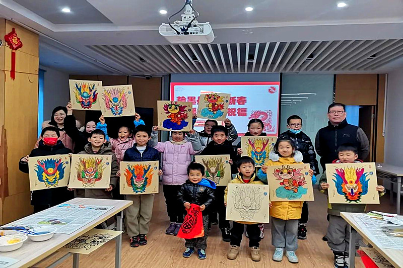 江蘇省南京市玄武區紫鑫城社區關工委開展“翰墨丹香迎新春，情暖社區送祝福”主題活動(4).jpg