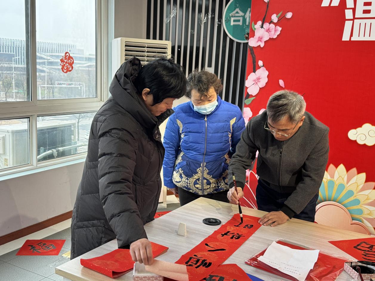 1喜迎龍年新春，倡樹文明新風(fēng)。為進(jìn)一步營(yíng)造熱鬧喜慶的節(jié)日氛圍，野徐鎮(zhèn)康居社區(qū)關(guān)工委組織“五老”志愿者中的書法愛好者用濃墨傾情譜寫新春暖意，為群眾送上暖心祝福。.jpg