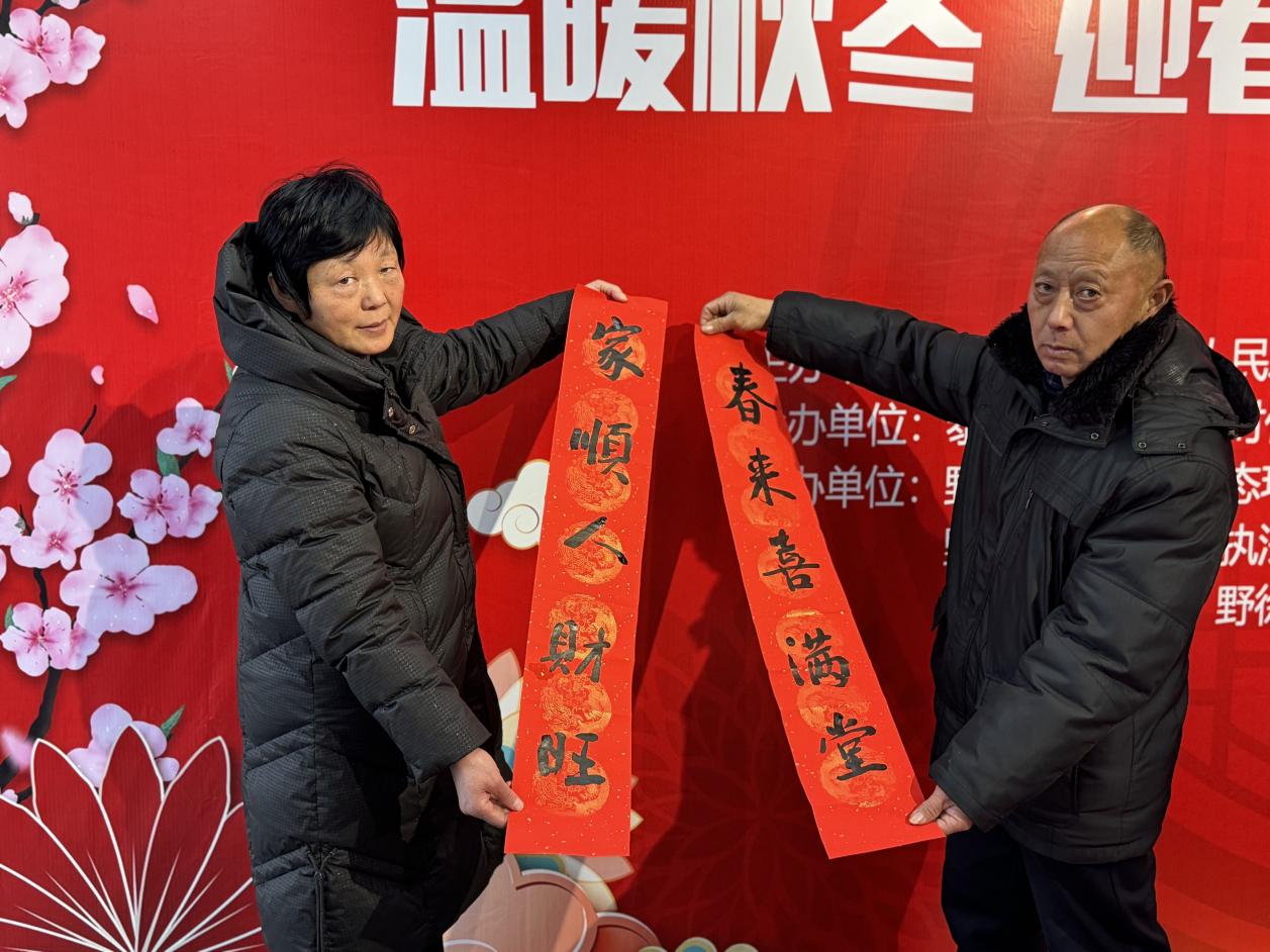 2喜迎龍年新春，倡樹文明新風(fēng)。為進(jìn)一步營(yíng)造熱鬧喜慶的節(jié)日氛圍，野徐鎮(zhèn)康居社區(qū)關(guān)工委組織“五老”志愿者中的書法愛好者用濃墨傾情譜寫新春暖意，為群眾送上暖心祝福。.jpg