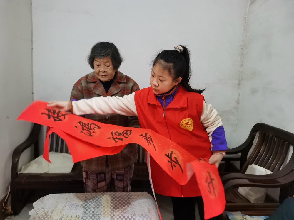 2024.2.2小小志愿者們送給巢老人.1.jpg
