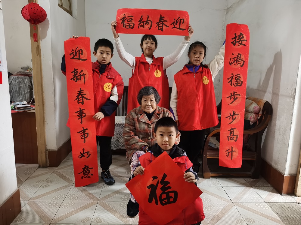 2024.2.2小小志愿者們送給巢老人1.jpg