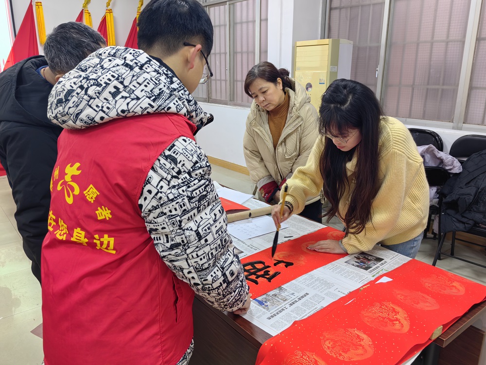 青年志愿者寫對聯1.jpg