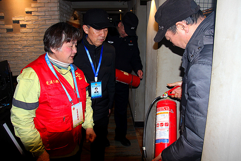 玄武湖街道關工委聯合組織“五老”開展寒假網吧巡查，營造文明上網環境(8).jpg