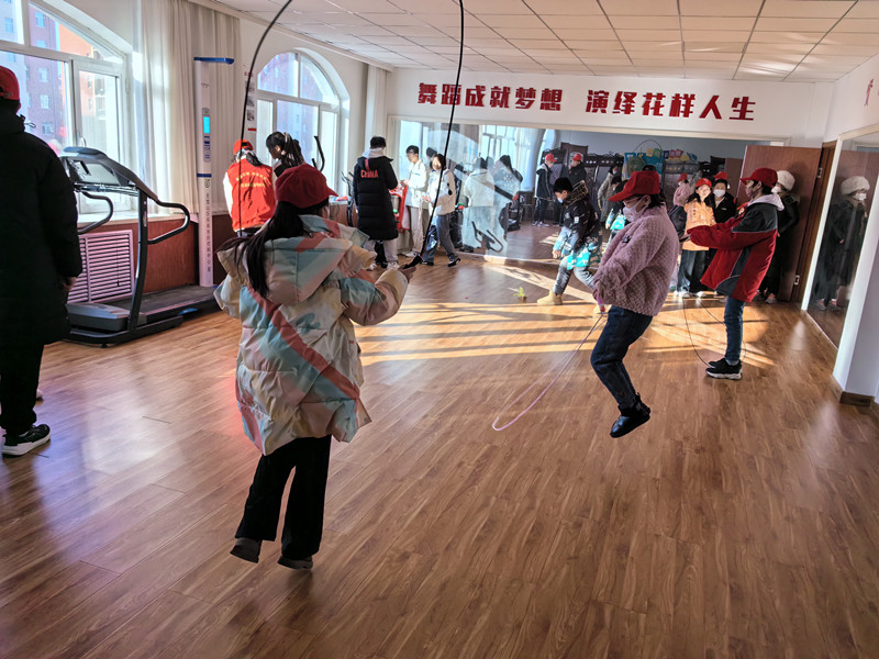 元寶山區(qū)西城街道王府社區(qū)歡度寒假 運動“童”行活動照片5_副本.jpg