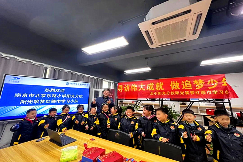 玄武湖街道關工委聯合組織青少年開展“紅領巾尋訪偉大成就”主題活動(3).jpg