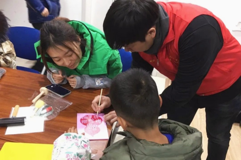 江蘇省南京市玄武區梅園新村街道關工委聯合開展“年畫拓印喜迎新年”特色科普活動(1).jpg