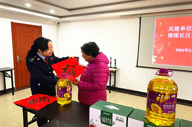 江蘇省南京市玄武區(qū)大石橋社區(qū)關(guān)工委聯(lián)合開展新春走訪慰問活動（1） (3).jpg