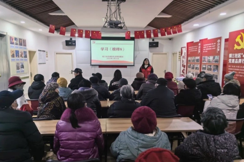 江蘇省南京市玄武區(qū)鎖金村街道鎖三社區(qū)關(guān)工委組織“五老”集中學(xué)習(xí)觀看《榜樣8》（1）.jpg
