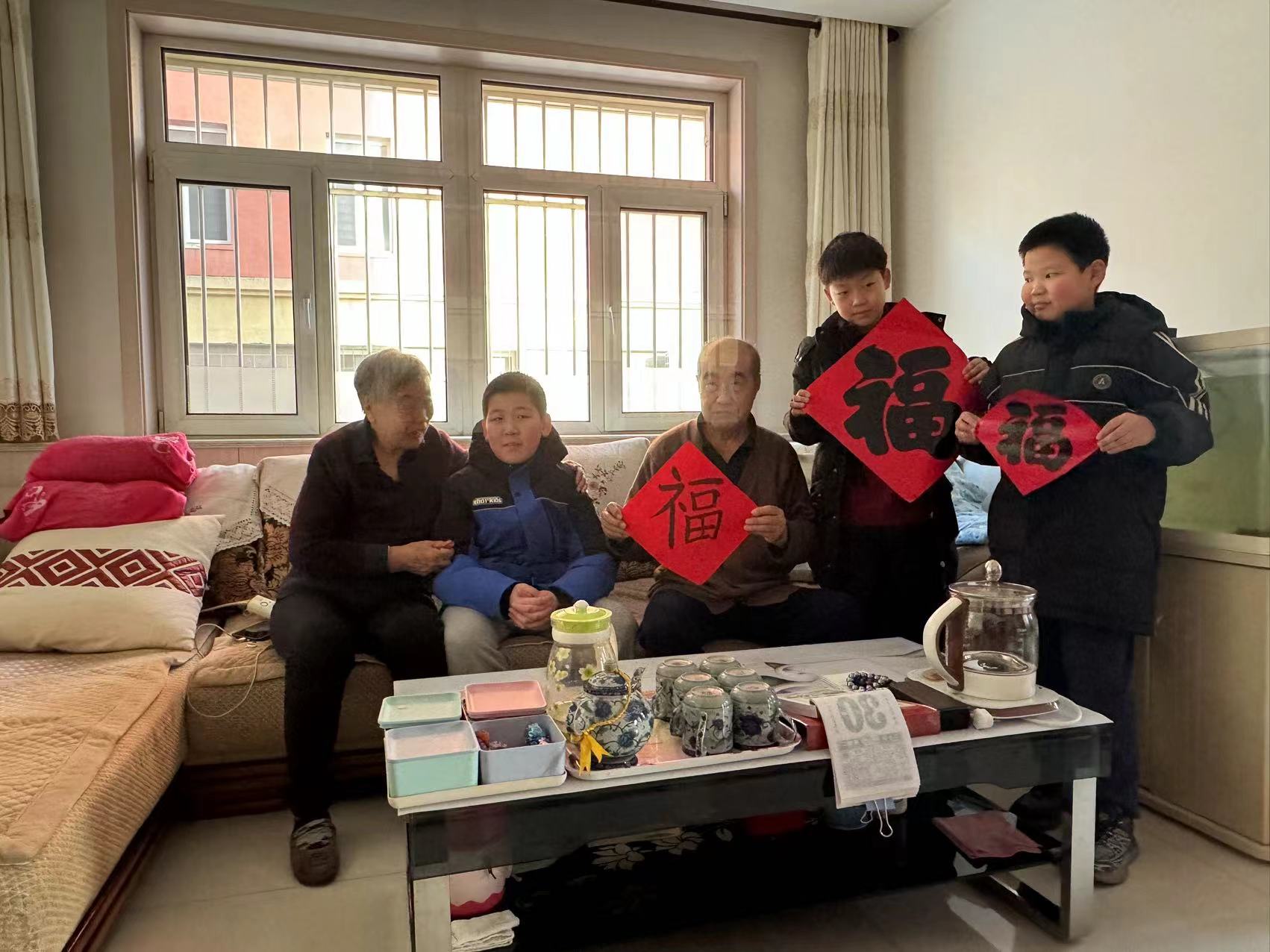 元寶山區(qū)西城街道陽(yáng)光社區(qū)送福進(jìn)萬(wàn)家活動(dòng)照片2.jpg