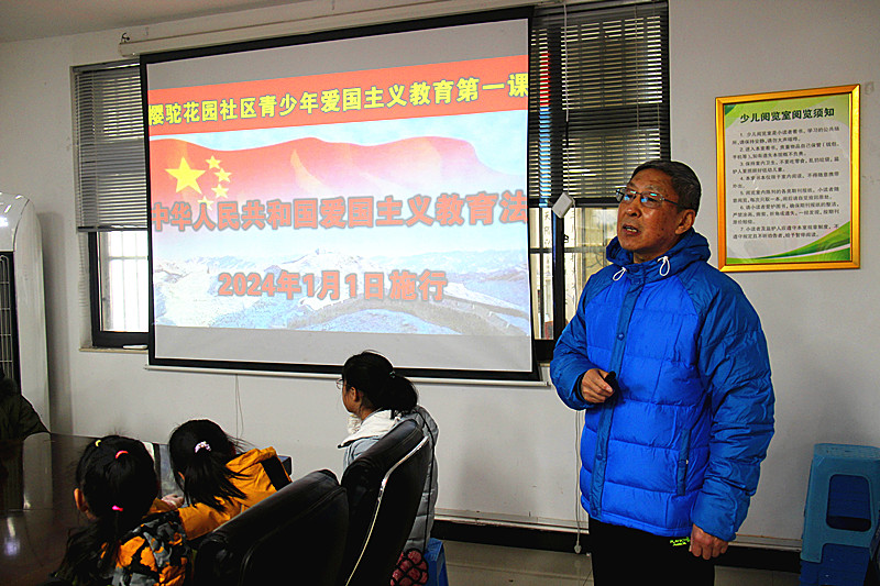 玄武區(qū)玄武湖街道櫻駝花園社區(qū)關(guān)工委組織青少年冬令營(yíng)活動(dòng)之“聽(tīng)紅船故事，做紅船模型”(2).jpg