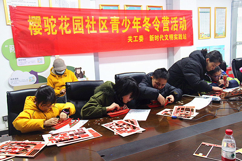 玄武區(qū)玄武湖街道櫻駝花園社區(qū)關(guān)工委組織青少年冬令營(yíng)活動(dòng)之“聽(tīng)紅船故事，做紅船模型”(3).jpg