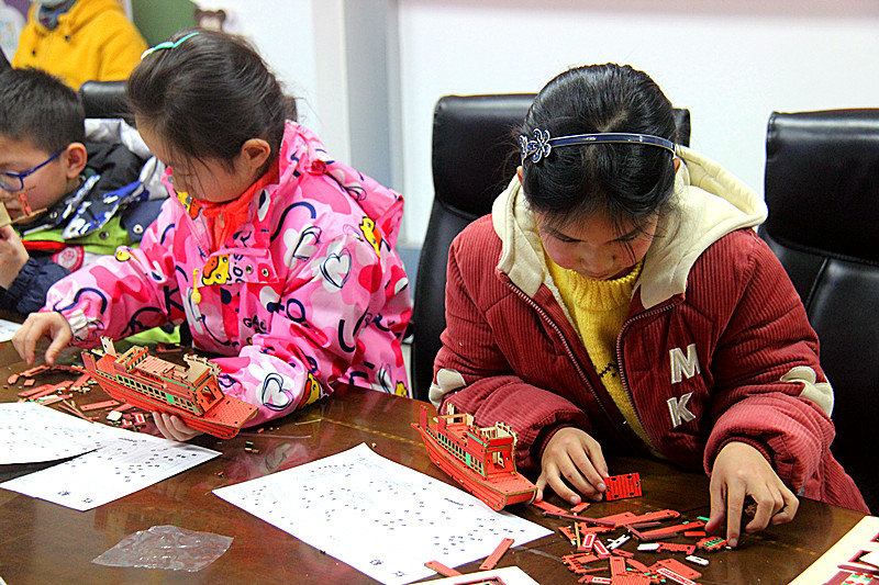 玄武區(qū)玄武湖街道櫻駝花園社區(qū)關(guān)工委組織青少年冬令營(yíng)活動(dòng)之“聽(tīng)紅船故事，做紅船模型”(5).jpg