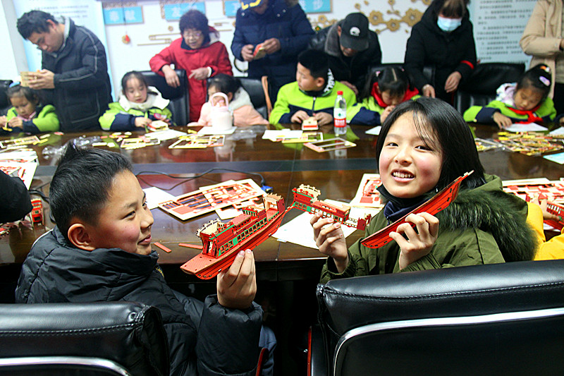 玄武區(qū)玄武湖街道櫻駝花園社區(qū)關(guān)工委組織青少年冬令營(yíng)活動(dòng)之“聽(tīng)紅船故事，做紅船模型”(10).jpg