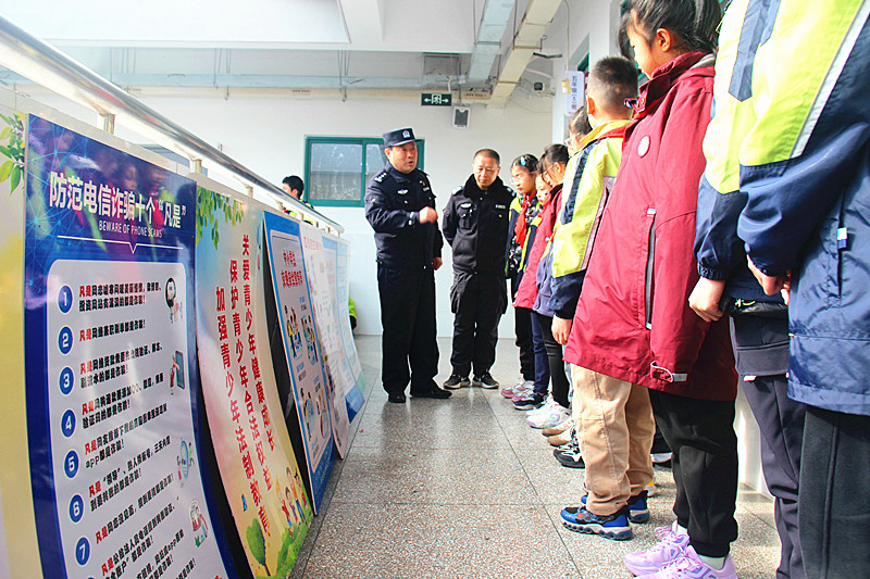 玄武湖街道關(guān)工委聯(lián)合開展法治宣傳進(jìn)校園活動(3).jpg