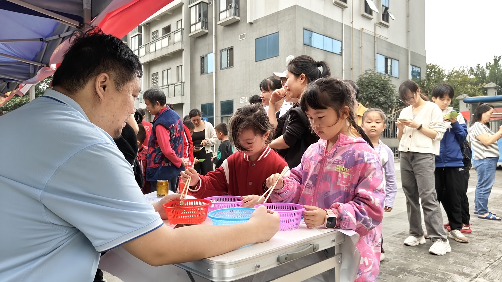 2024年2月20日上午，響水社區(qū)關工領導小組在橋都小苑小廣場開展“喜迎元宵  追憶童年”元宵節(jié)游園活動  (1)1.jpg