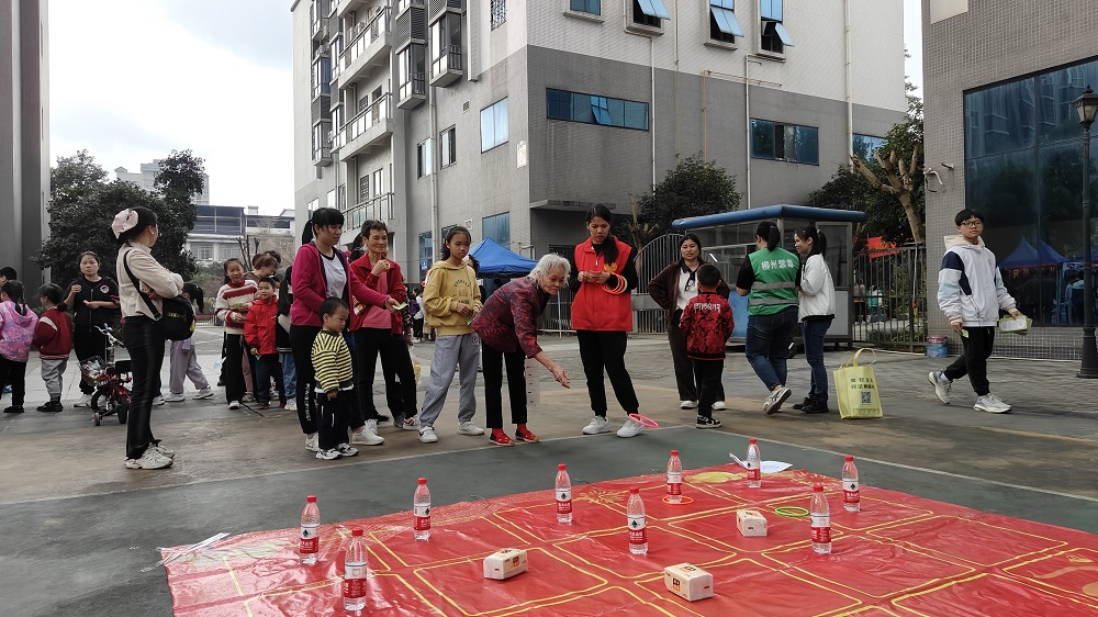 2024年2月20日上午，響水社區(qū)關工領導小組在橋都小苑小廣場開展“喜迎元宵  追憶童年”元宵節(jié)游園活動  (2)1.jpg