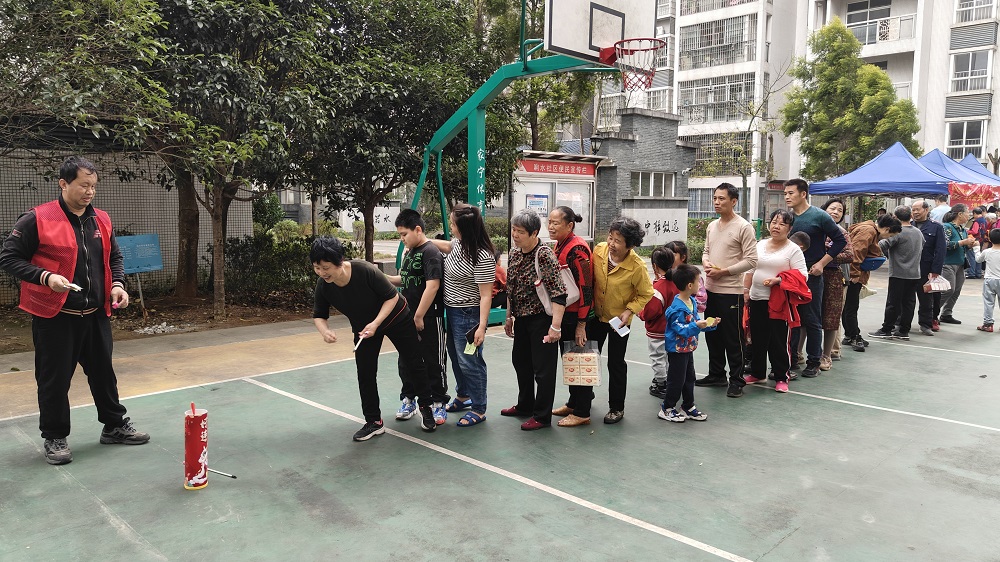 2024年2月20日上午，響水社區(qū)關工領導小組在橋都小苑小廣場開展“喜迎元宵  追憶童年”元宵節(jié)游園活動  (4)1.jpg