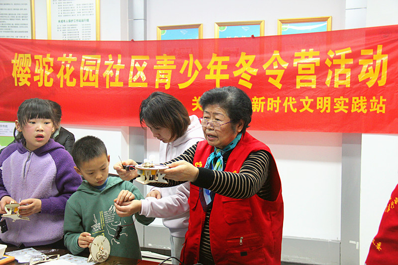 玄武區(qū)關(guān)工委“五老”科技顧問助力櫻駝花園社區(qū)青少年冬令營活動(2).jpg