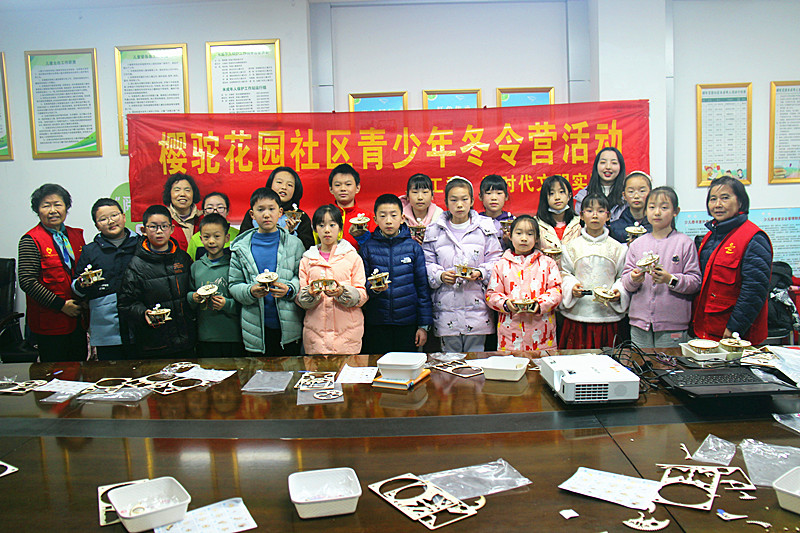 玄武區(qū)櫻駝花園社區(qū)關(guān)工委開展青少年冬令營活動之“太陽、地球、月亮”三球儀模型手工制作(12).jpg