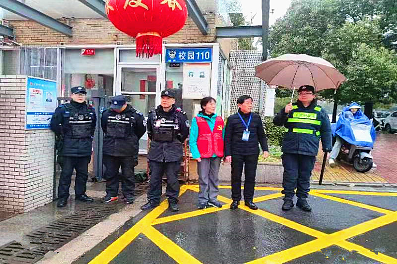 玄武湖街道關(guān)工委聯(lián)合組織“五老”志愿者助力中小學生新年開學季(2).jpg