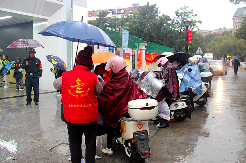 玄武湖街道關(guān)工委聯(lián)合組織“五老”志愿者助力中小學生新年開學季(7).jpg