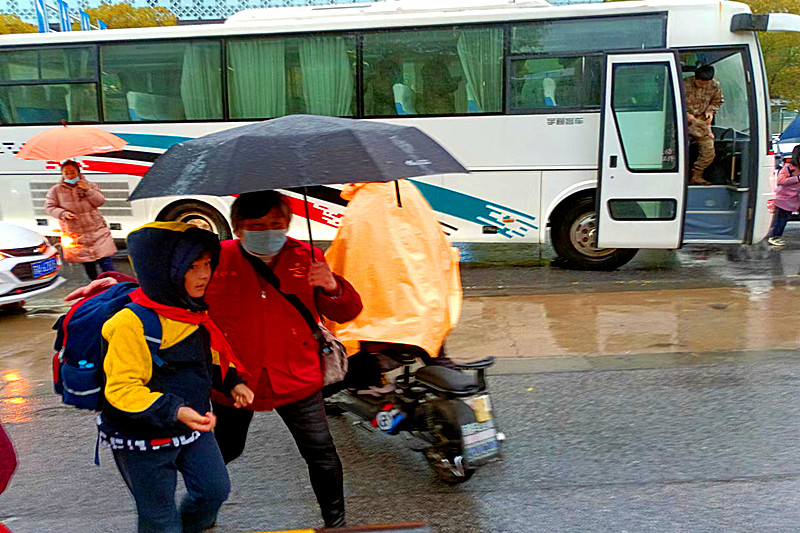 玄武湖街道關(guān)工委聯(lián)合組織“五老”志愿者助力中小學生新年開學季(9).jpg